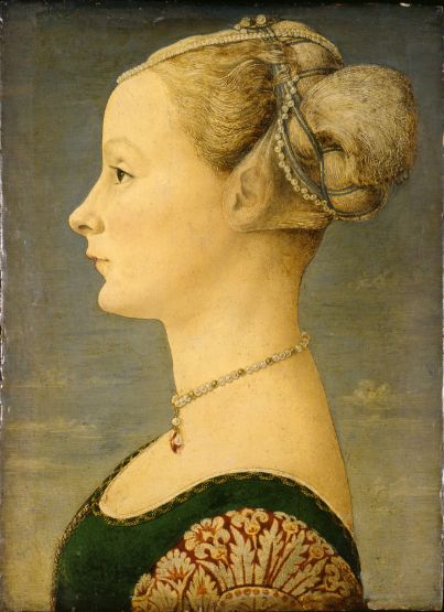 Ritratto del profilo di una dama con elegante acconciatura, veste verde e gioielli d'epoca, su sfondo neutro. 