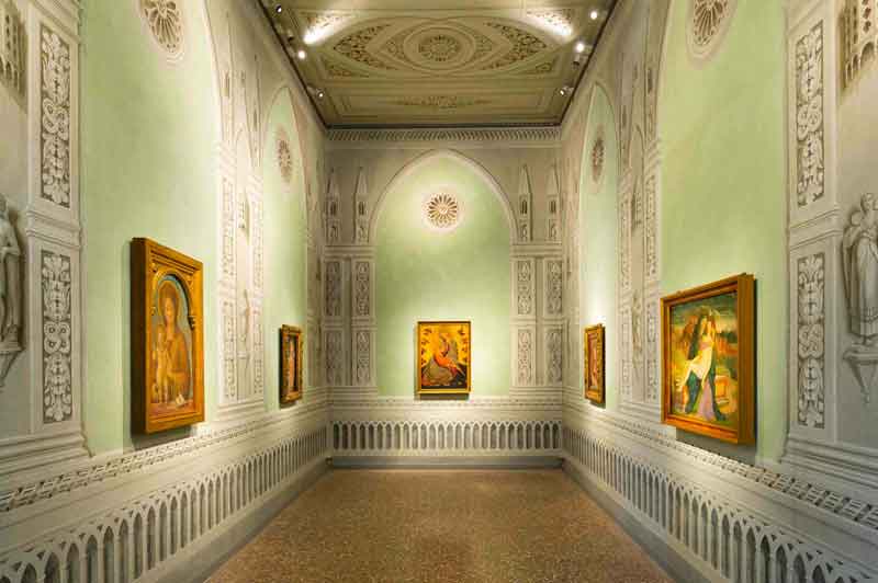 Sala dell'Accademia Tadini a  Lovere Bergamo con pareti verdi e soffitto decorato. 