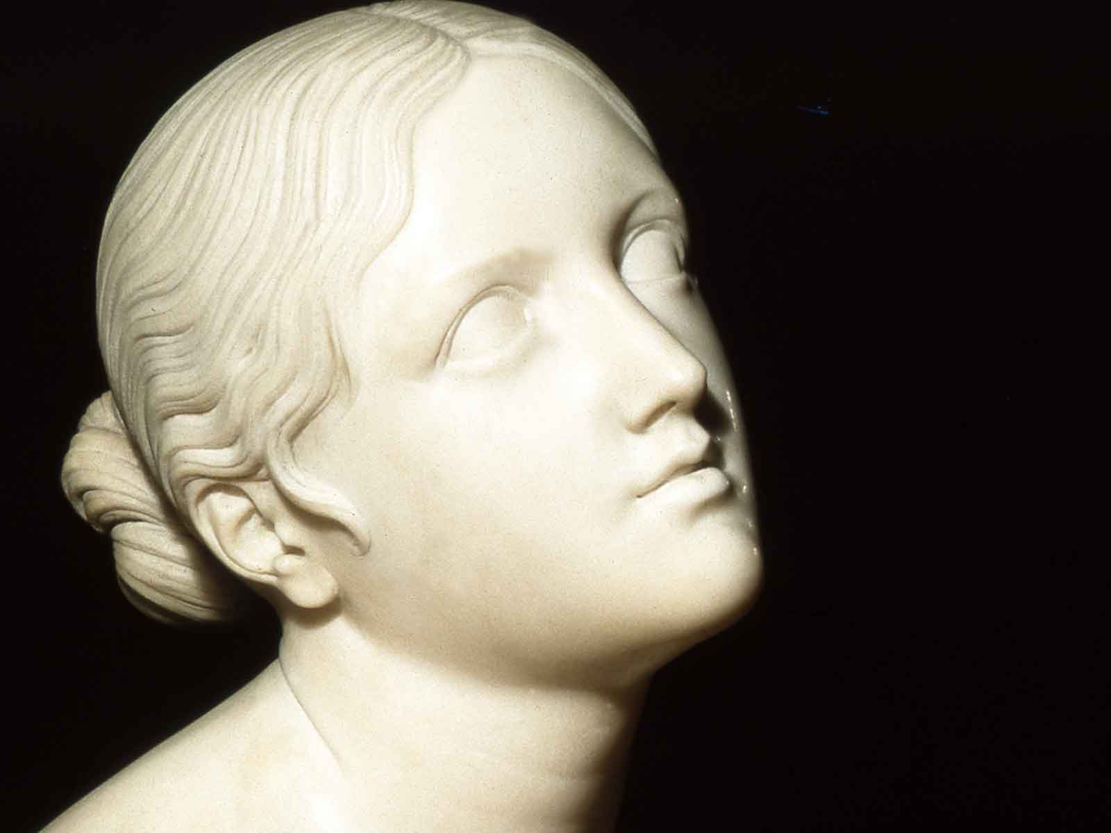 Dettaglio della scultura Fiducia in Dio di Lorenzo Bartolini ritrae una figura femminile con un'espressione serena e lo sguardo rivolto verso l'alto.