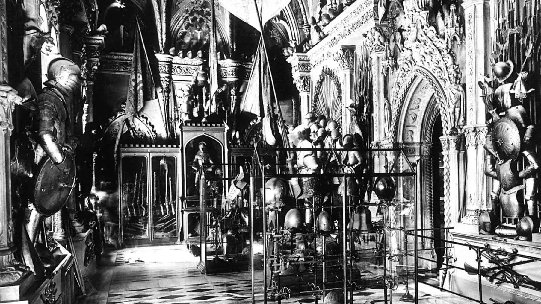 Un'immagine in bianco e nero mostra la Sala d’Armi in una foto d'epoca.