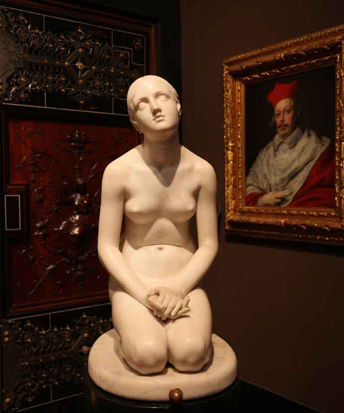 Scultura di marmo La Fiducia in Dio di Lorenzo Bartolini che raffigura una figura femminile seduta.
