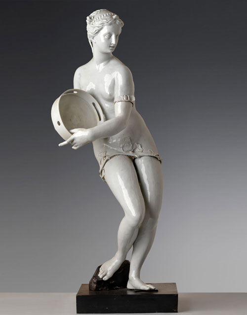 Menade danzante, della Manifattura Ginori, scultura in porcellana bianca rappresentante una figura femminile nuda.