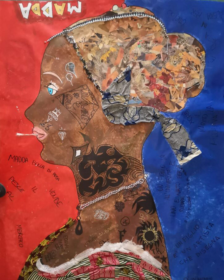 L'immagine mostra un'opera d'arte astratta raffigurante il profilo di una persona con simboli tribali e frammenti di tessuto colorati, su sfondo bicolore.