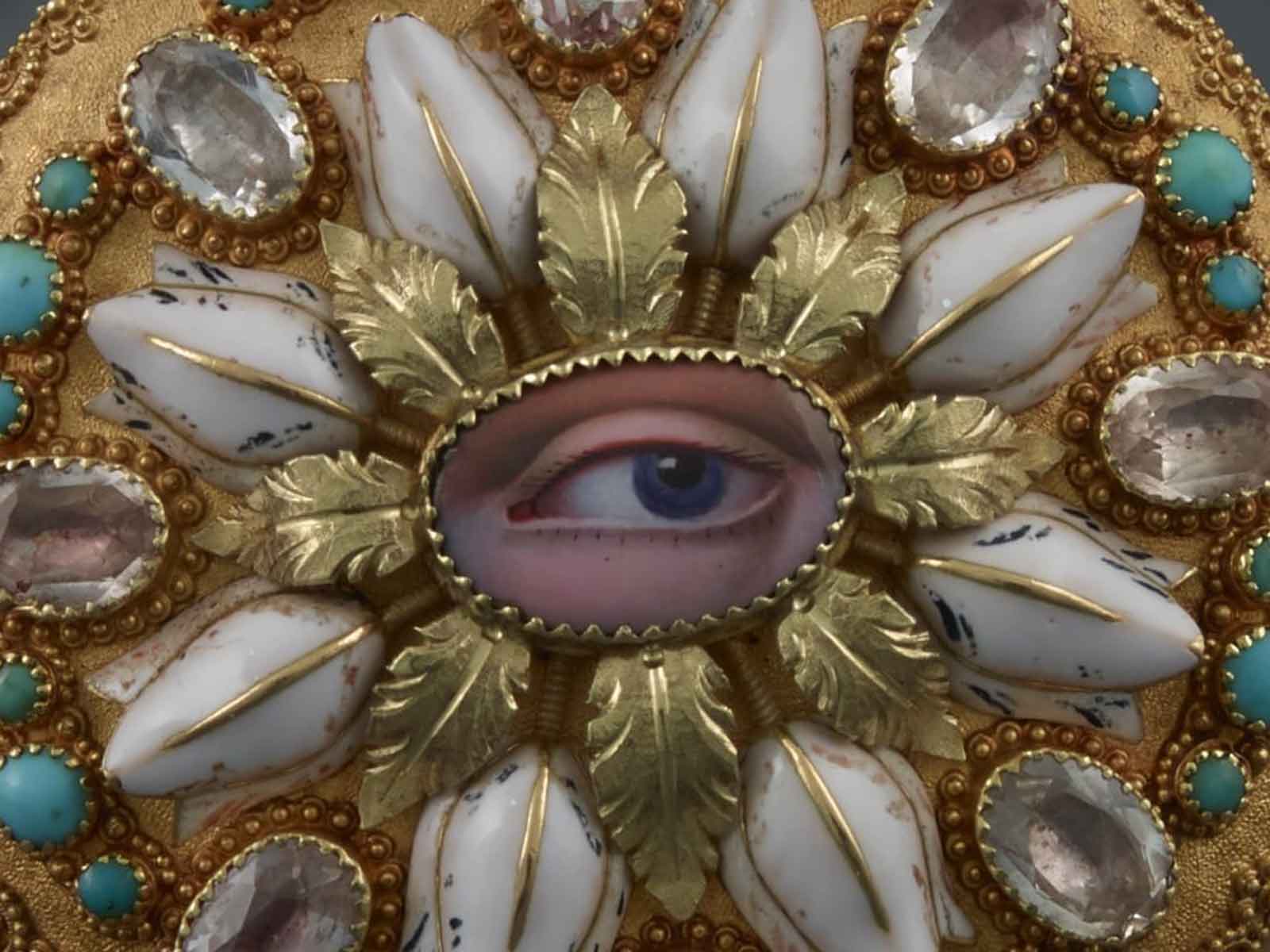 Dettaglio di un Orologio da tasca, Moricand et Degrange con un occhio dipinto circondato da pietre, perle, foglie dorate e turchesi incastonati in oro.
