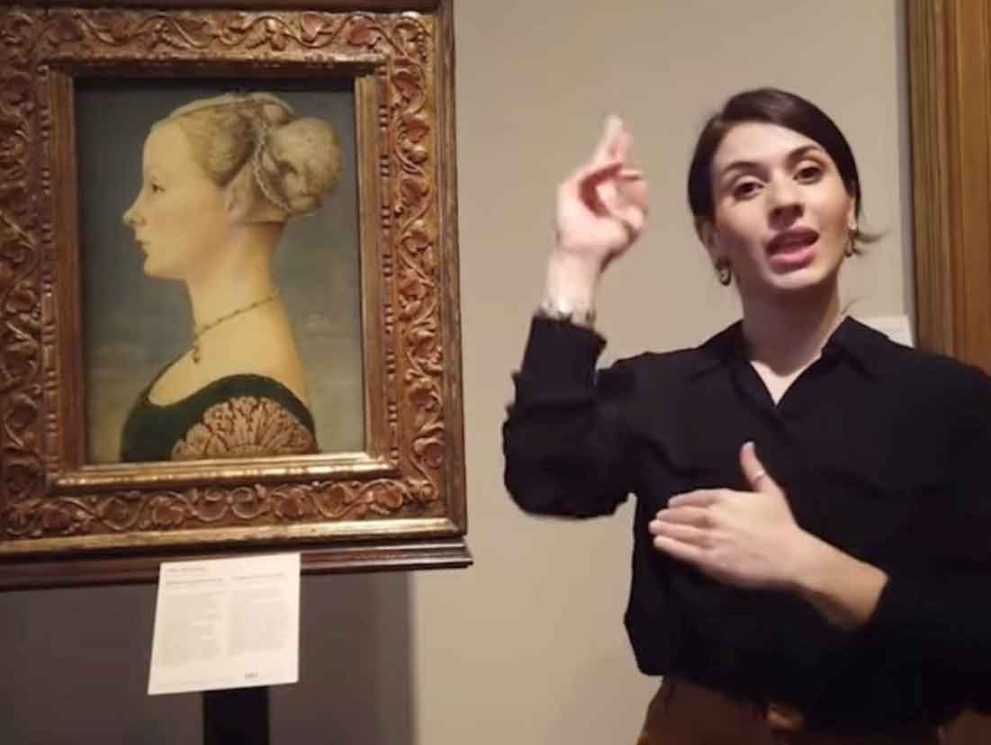 Una ragazza comunica con la Lingua dei Segni davanti al Ritratto di Dama del Pollaiolo esposto al Museo Poldi Pezzoli.