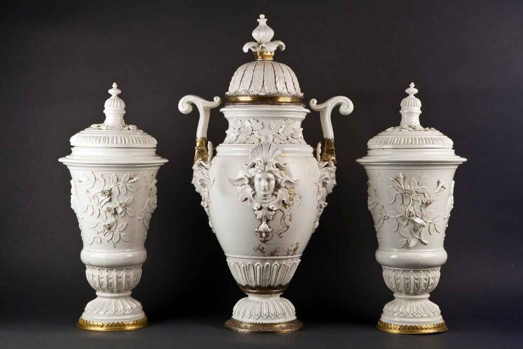 Tre vasi con coperchio di Raymond Lepla e Johann Jacob Irminger