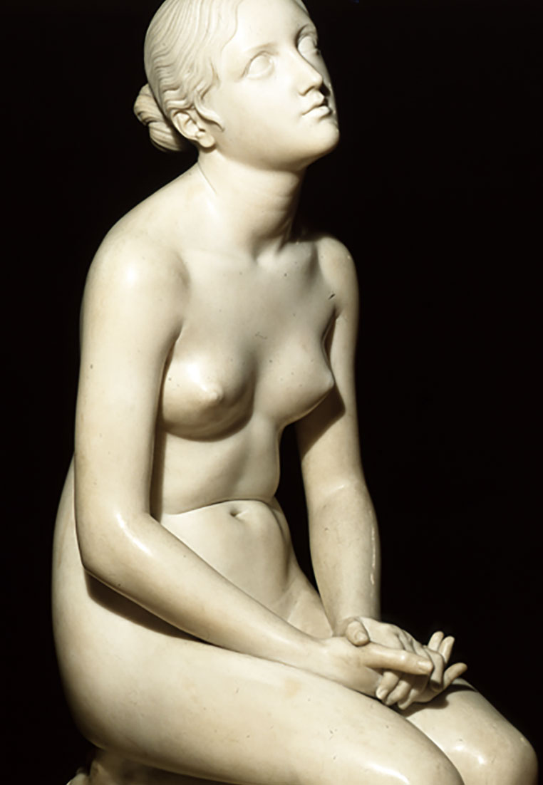 Fiducia in Dio di 
Lorenzo Bartolini, Scultura in marmo  bianco di una donna nuda seduta, con pose riflessive e sfondo scuro che mette in risalto la sua delicatezza.