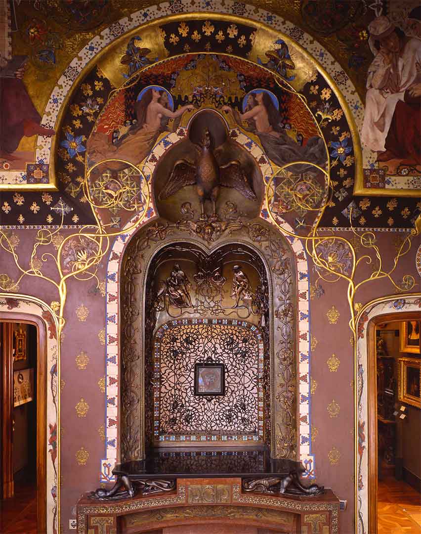 Lo Studiolo dantesco del Museo Poldi Pezzoli con decorazioni murali dorate, archi gotici e intricati motivi floreali. 