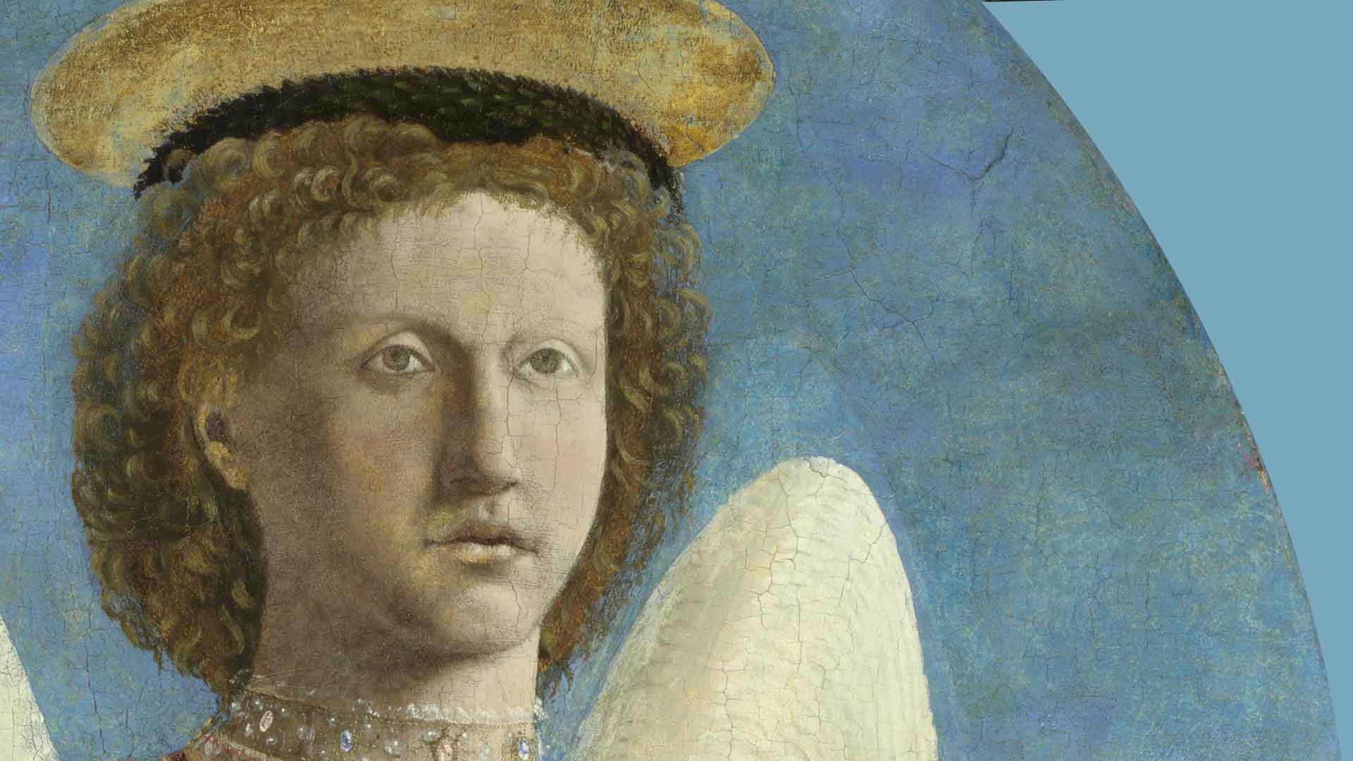 L'immagine è un dettaglio del dipinto di San Michele di Piero della Francesca e raffigura un angelo dipinto, con capelli ricci biondi, vestito con abiti decorati, su sfondo blu cielo e ala bianca visibile.