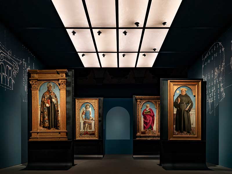 allestimento della mostra dedicata al polittico agostiniano di Piero della francesca