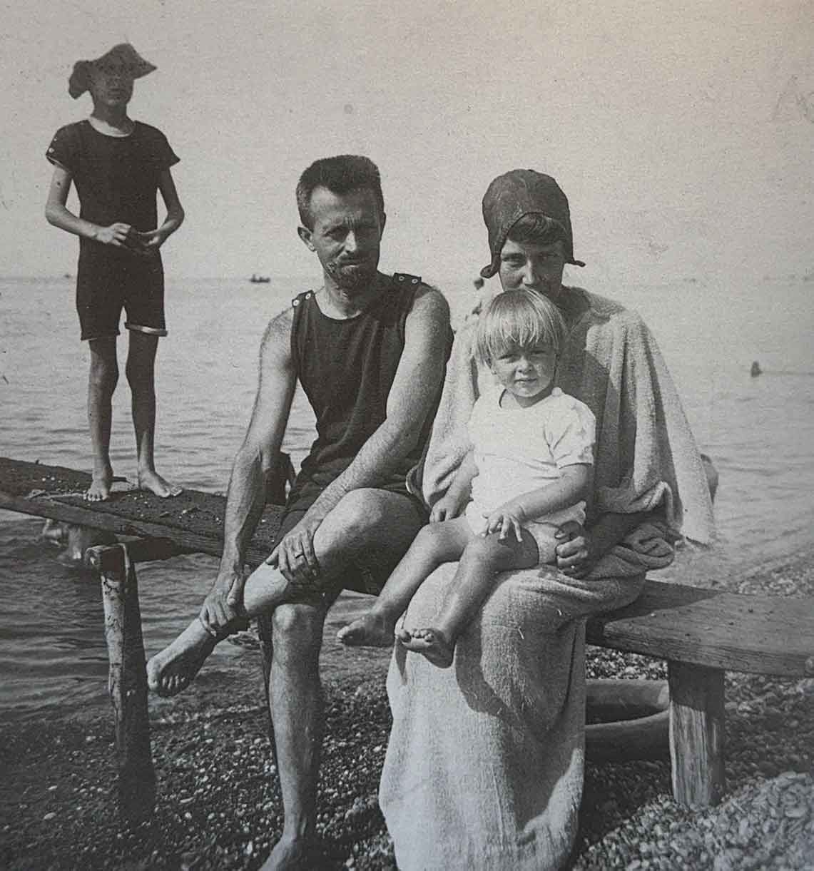 Foto di famiglia al mare, anni Venti