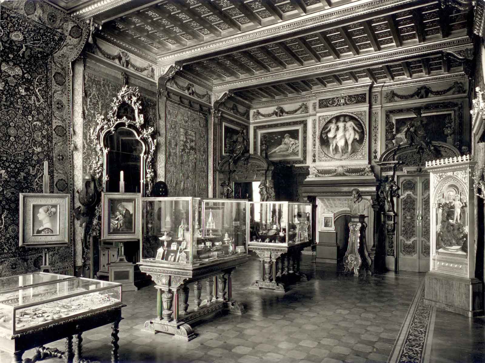 Il Salone Dorato, Museo Poldi Pezzoli, fine Ottocento. Veduta d'insieme della sala nell'allestimento voluto da Giuseppe Bertini, con la specchiera barocca sulla parete sinistra.