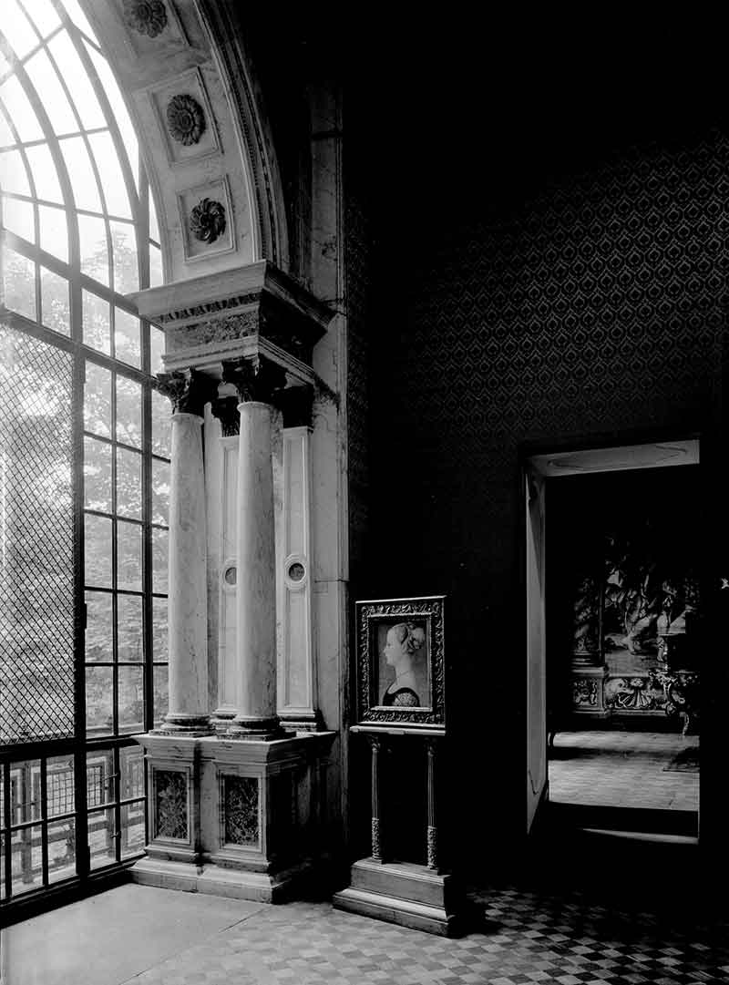 Il Salone Dorato nel 1951, le colonne della serliana, superstite dai bombardamenti, con il Ritratto di dama di Piero del Pollaiolo su cavalletto e, sullo sfondo, l'apertura verso la sala Visconti Venosta