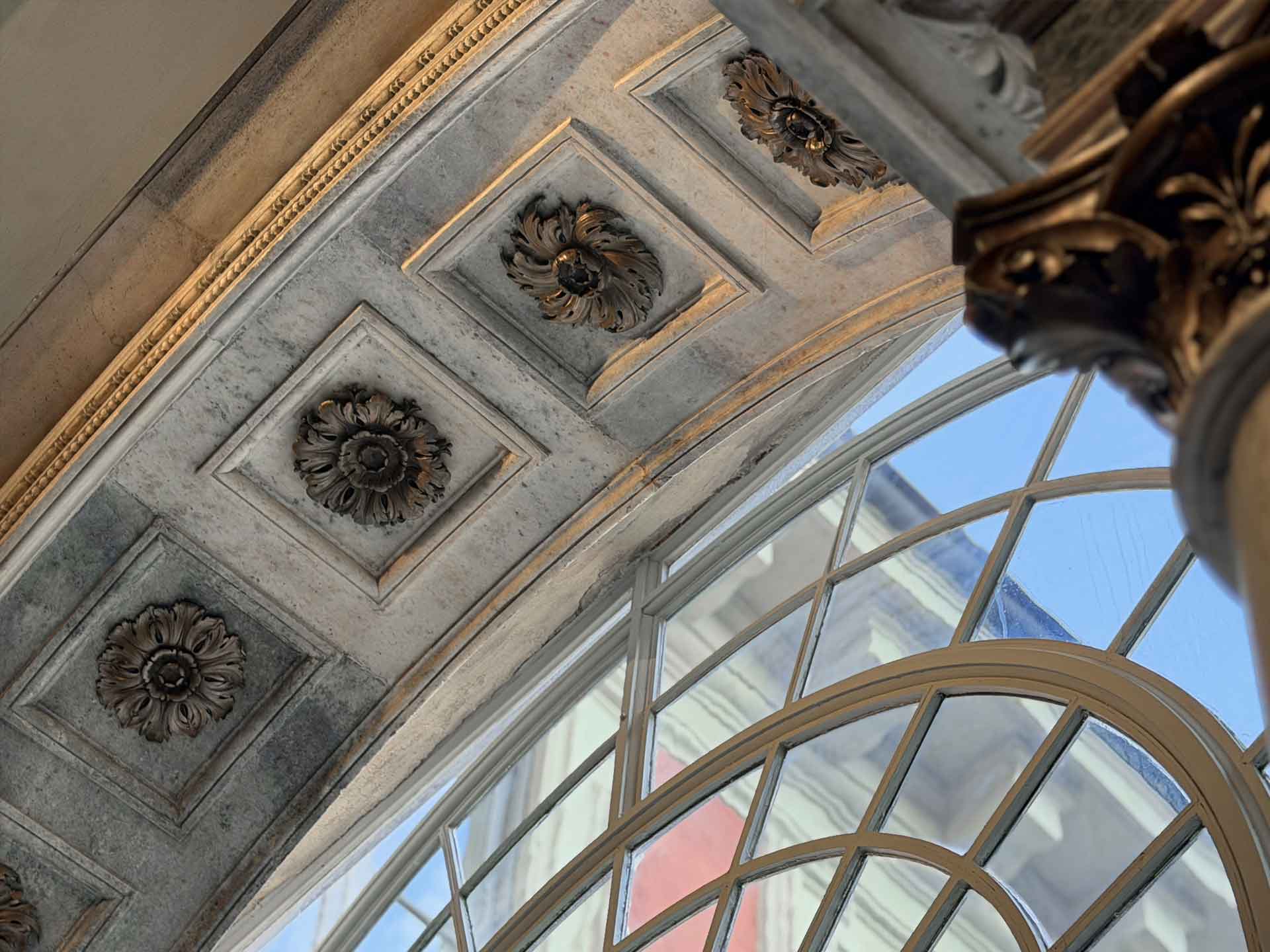 Le rosette in lega Christofle dell'archivolto, restaurate e ridorate. 
Salone Dorato, Museo Poldi Pezzoli. 15 settembre 2026