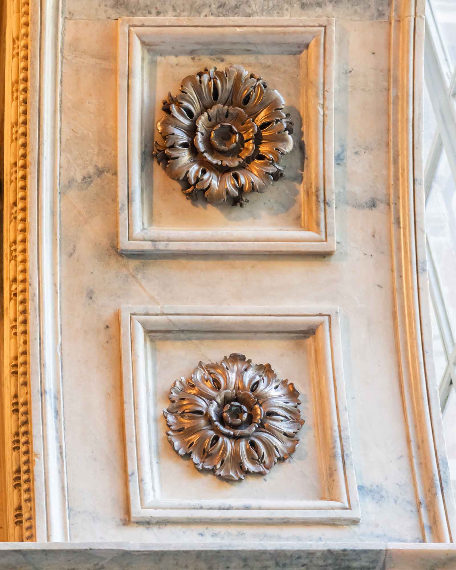 Le rosette in lega Christofle della serliana, restaurate e ridorate. 
