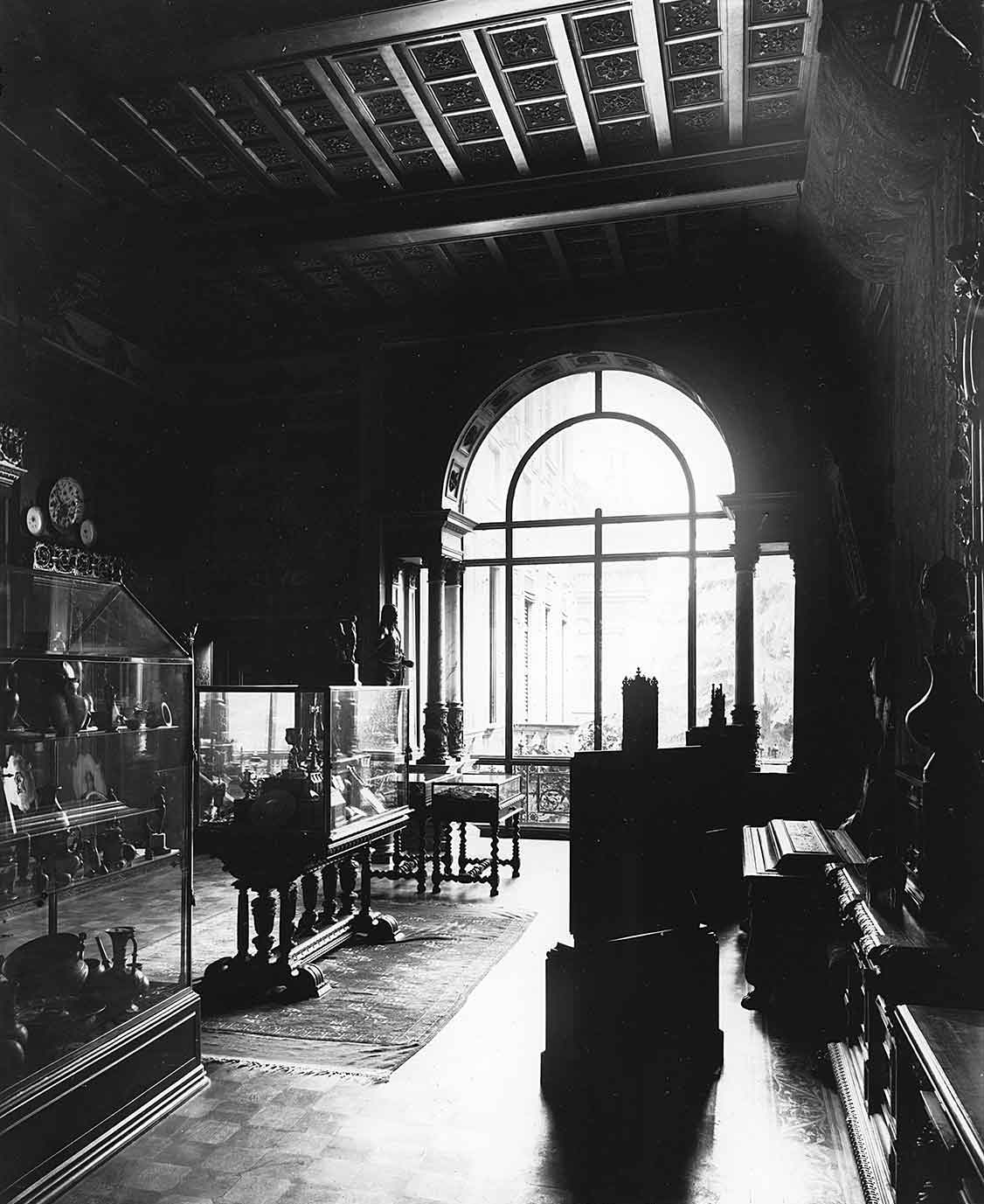 Salone Dorato, Museo Poldi Pezzoli, fine Ottocento. Il camino andato distrutto nei bombardamenti del 1943
